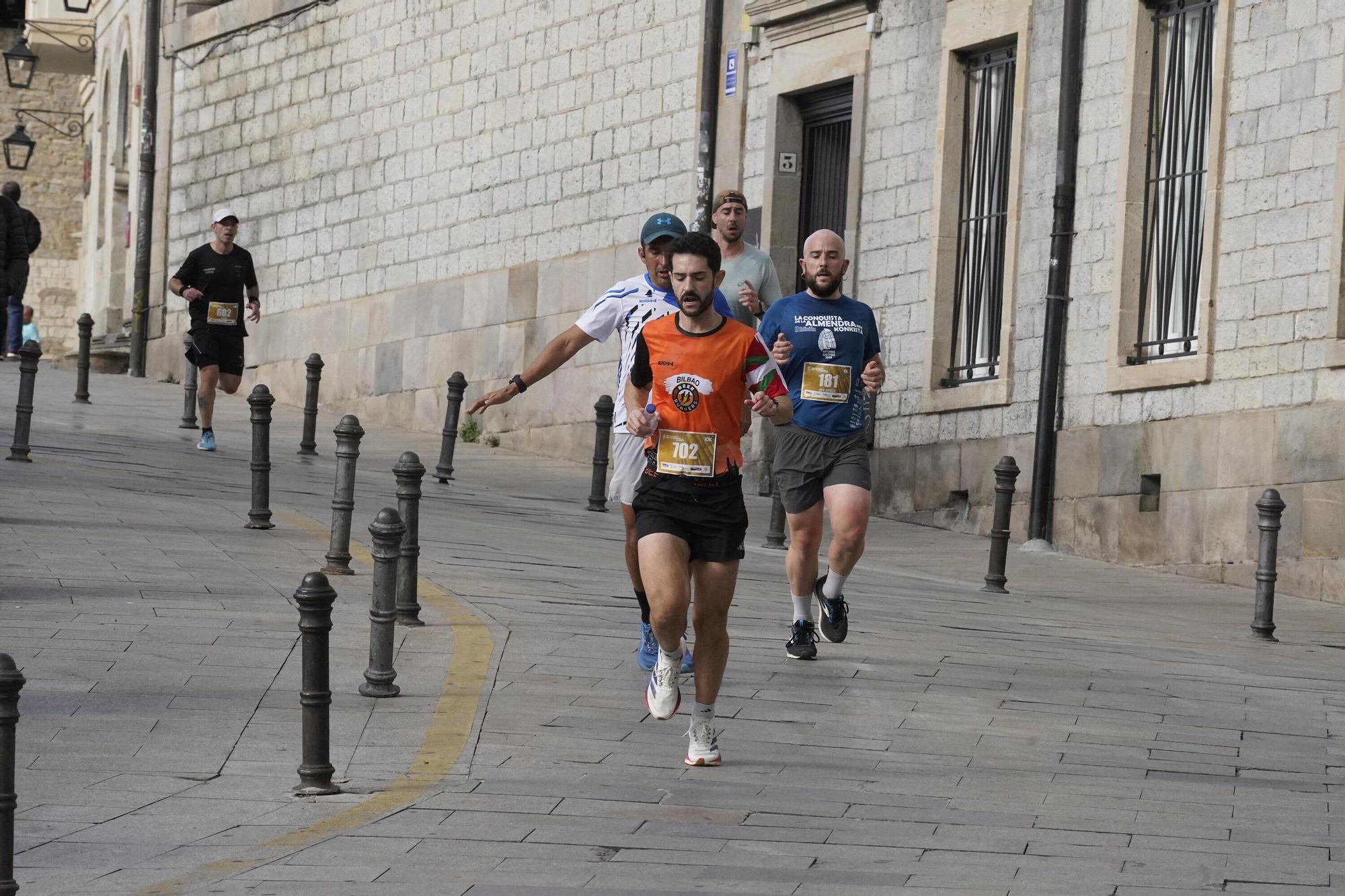 En imágenes: Miles de personas conquistan la Almendra de Gasteiz