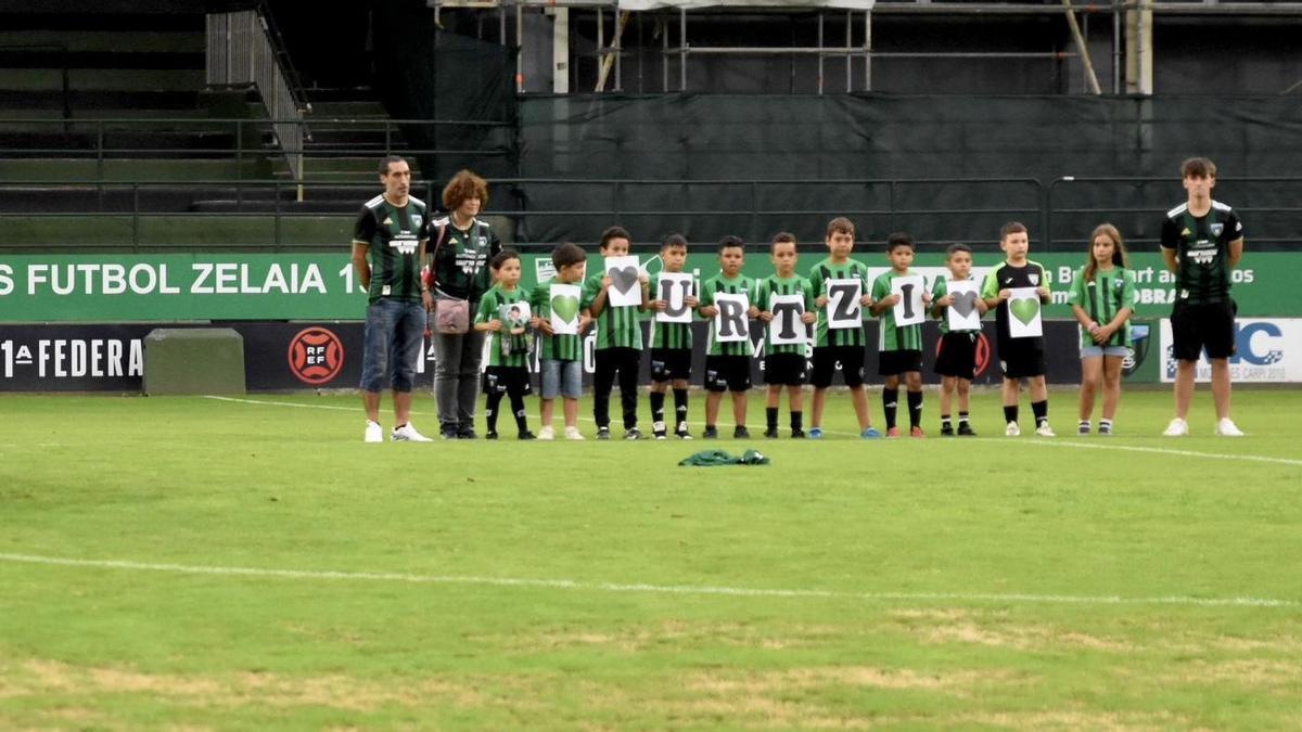 Respetuoso minuto de silencio guardado este miércoles en Las Llanas antes de que comenzase el encuentro frente al Real Unión