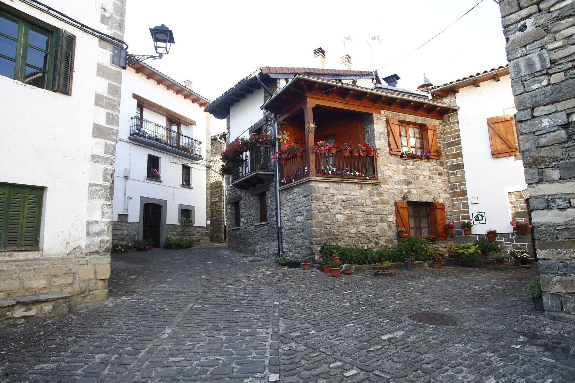 Detalle de una casa de Roncal, decorada con eguzkilores.