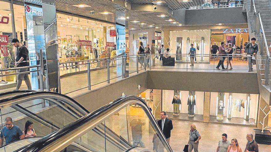 Además de marcas reconocidas, Mendibil cuenta con tiendas de comercio local, que conviven con servicios, restauración y espacios de ocio. Además de marcas reconocidas, Mendibil cuenta con tiendas de comercio local, que conviven con servicios, restauración y espacios de ocio.