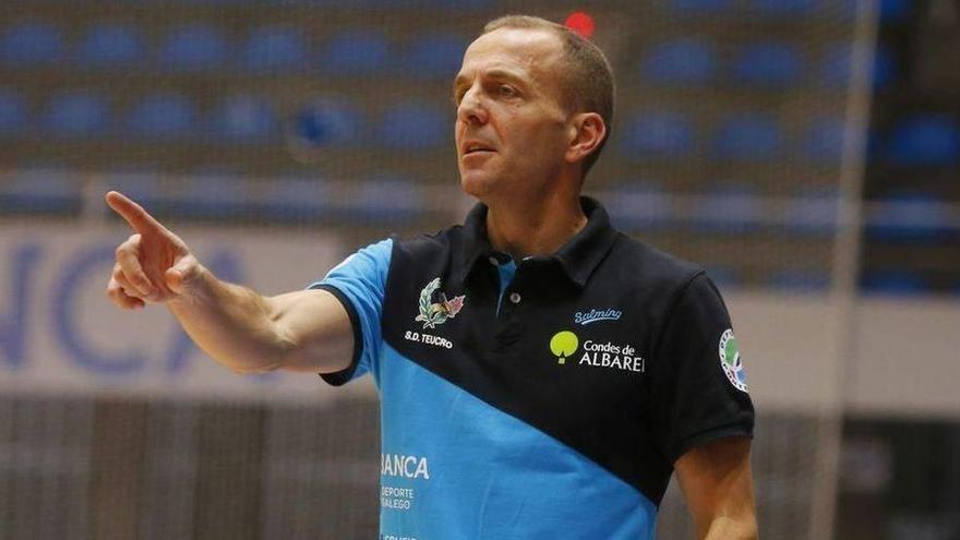 El entrenador gallego Quique Domínguez, dando instrucciones a sus jugadores.