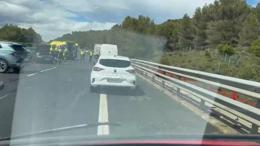Imágenes del lugar del accidente en la AP-15 a la altura de Pueyo