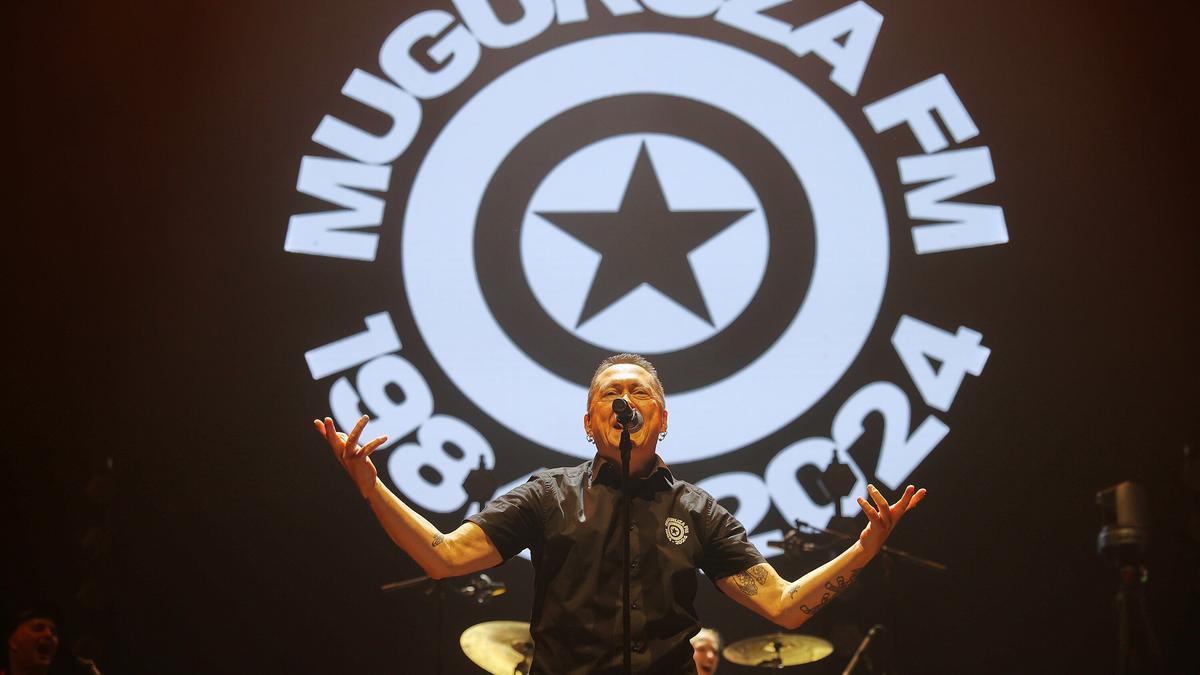 Fermin Muguruza se dirige al público del Navarra Arena en los compases iniciales de su concierto de despedida.