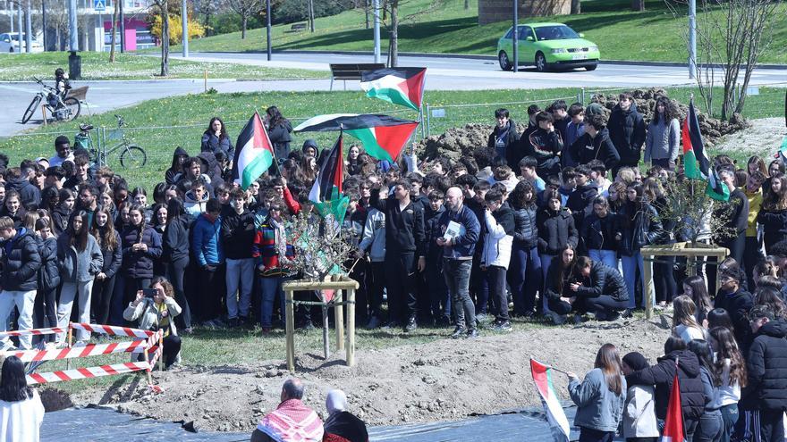 Fotos del homenaje en el jardín palestino que plantó el Ayuntamiento