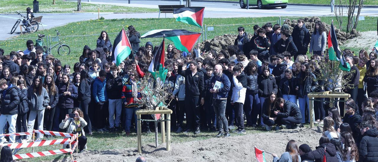 Fotos del homenaje en el jardín palestino que plantó el Ayuntamiento