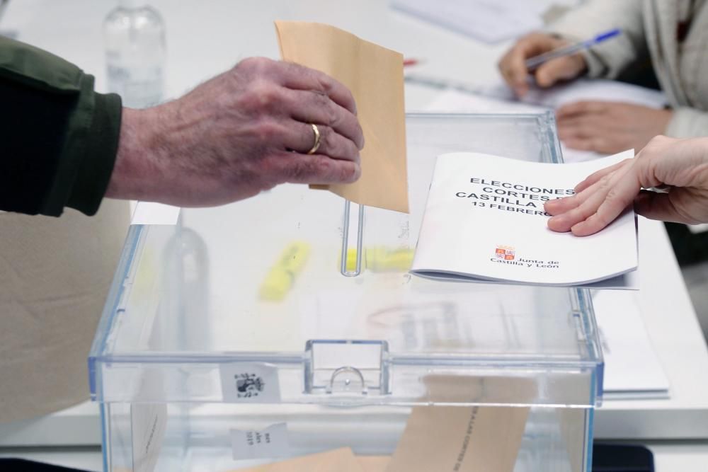 Una persona ejerce su derecho a voto en las elecciones de Castilla y León.