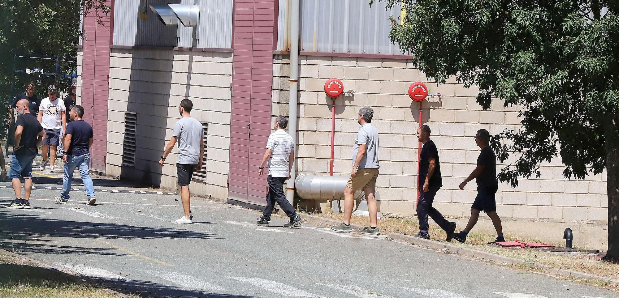 Trabajadores de BSH Esquíroz, antes de la asamblea en la que se ha presentado el preacuerdo