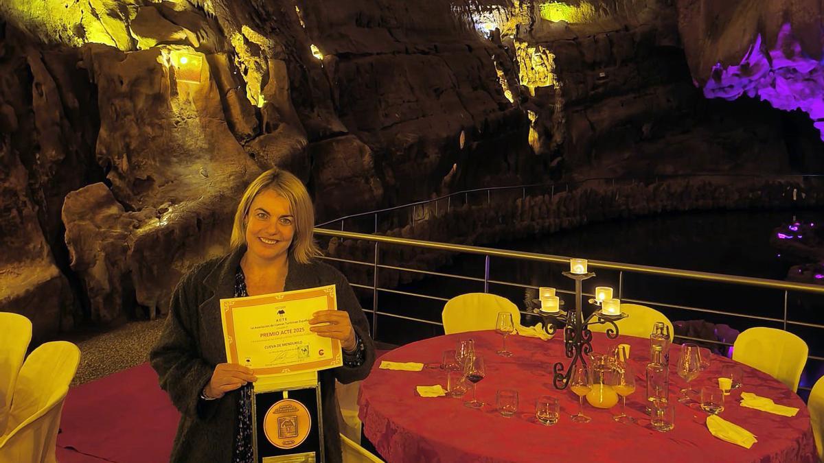Amaia GovillarArza con el premio, tras la entrega en la cueva Miras de Aire, en Portugal.. Amaia GovillarArza con el premio, tras la entrega en la cueva Miras de Aire, en Portugal..