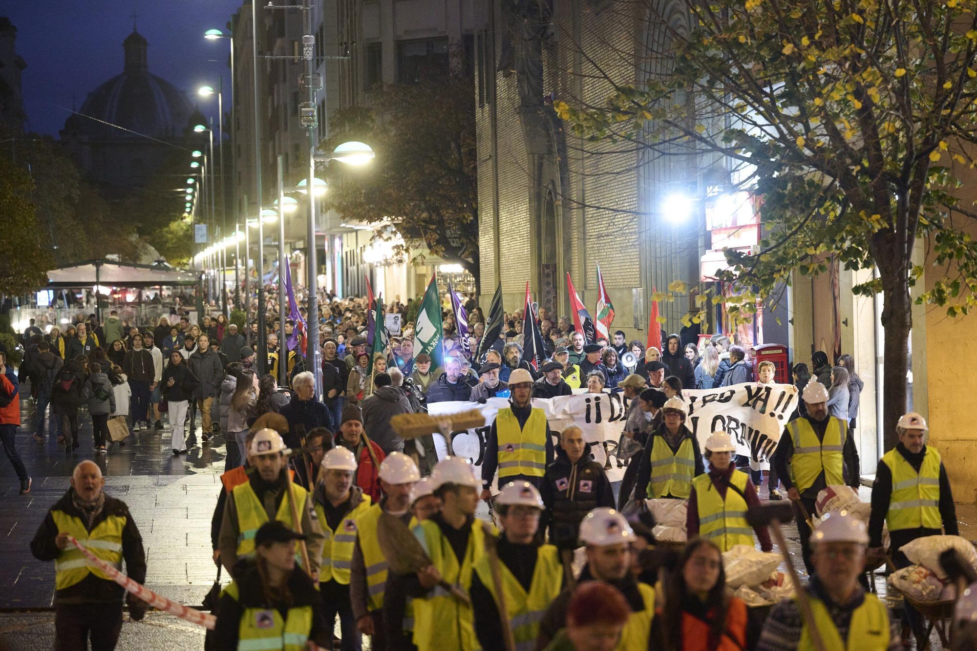 Manifestación de las asociaciones memorialistas para pedir el derribo del Monumento
