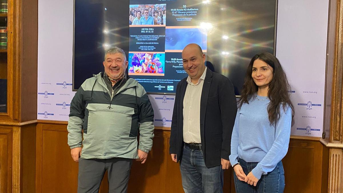 Dionisio Horrillo, Gorka Álvarez y Ane Loro, técnica del área de Derechos Humanos del Ayuntamiento de Irun.