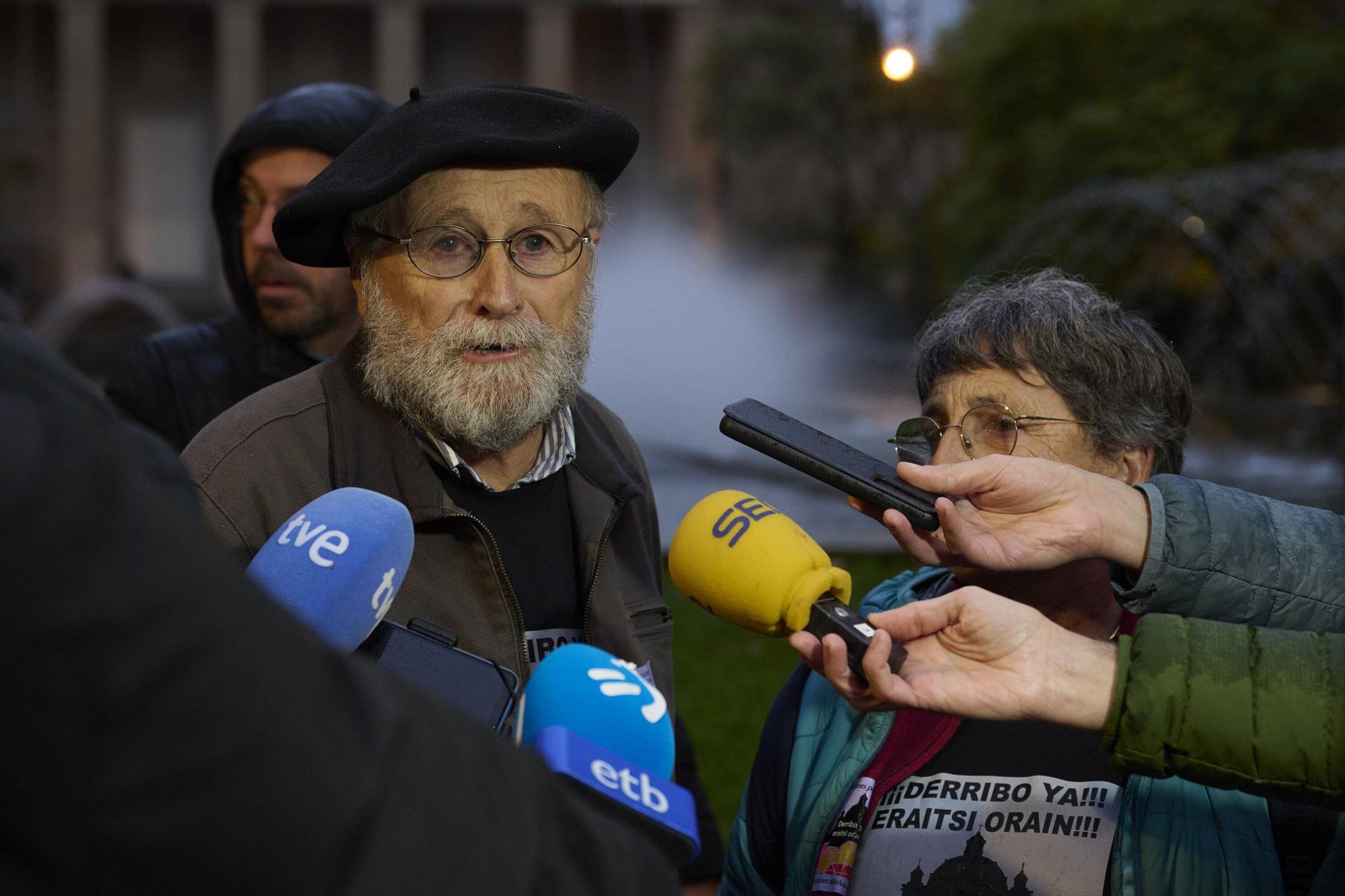 Manifestación de las asociaciones memorialistas para pedir el derribo del Monumento
