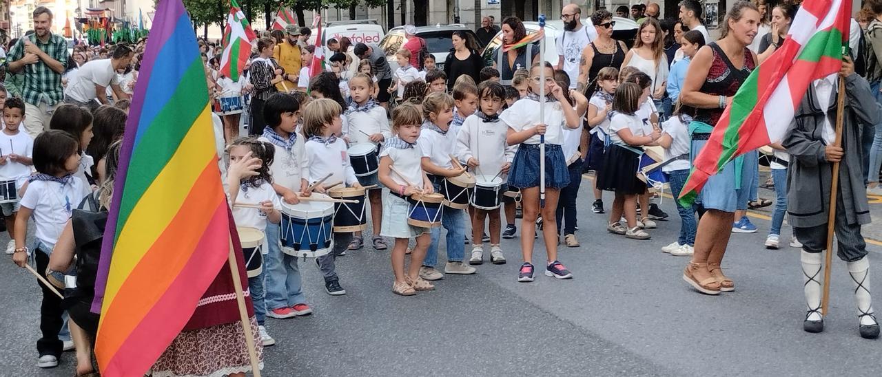 La tamborrada infantil pone el broche festivo en Bergara