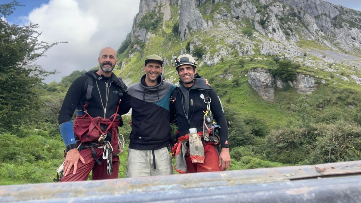 Jon escoltado por Oskar Etxeberri y Carlos Arranz.