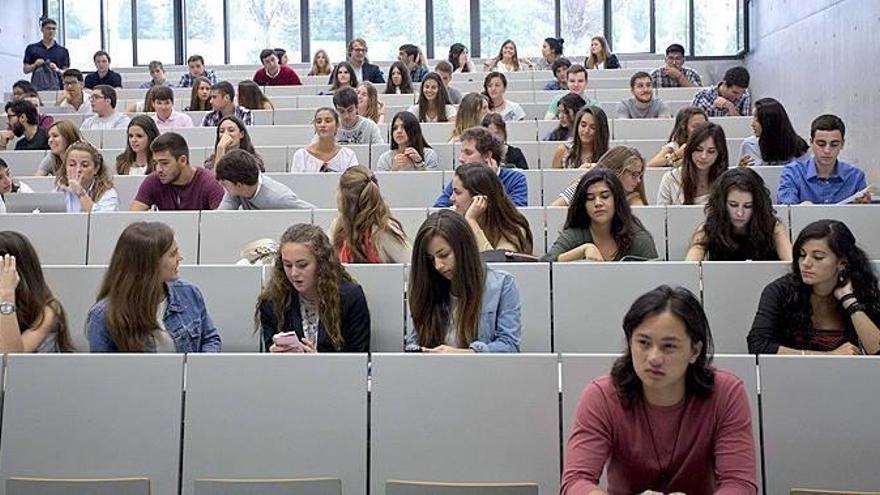 Estudiantes de la Universidad de Navarra, en una de las aulas de la Facultad de Comunicación.