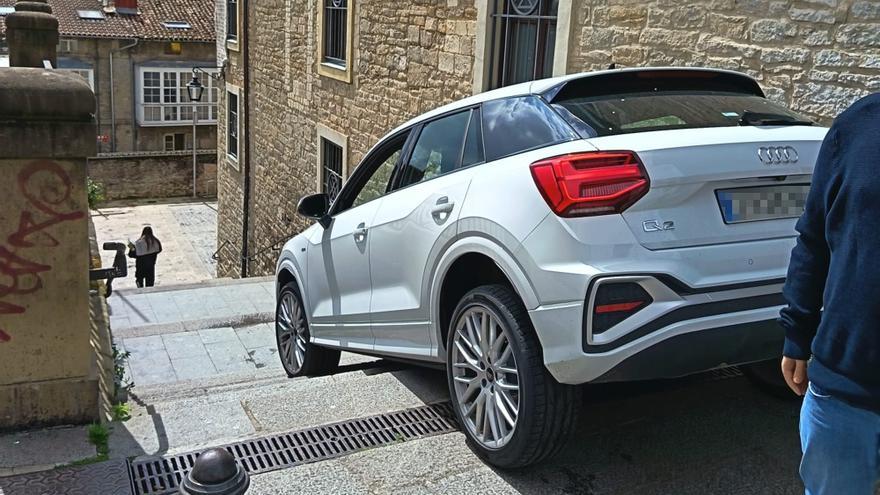 Un coche queda atrapado en las escaleras del Machete