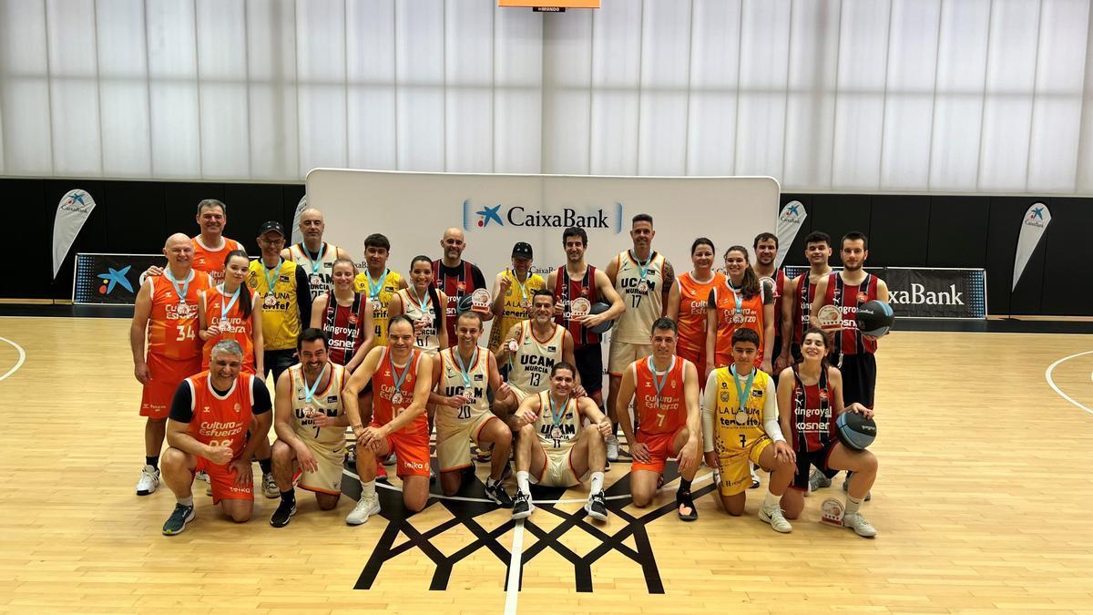 En esta el primer partido de las aficiones organizado por CaixaBank han participado equipos de aficionados de Kosner Baskonia, Valencia Basket, UCAM Murcia y La Laguna Tenerife.