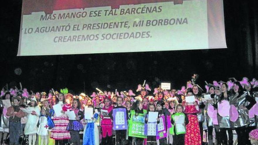 Los almnos de las diferentes escuelas, disfrazados, interpretando la última &#039;Chirijota&#039;.