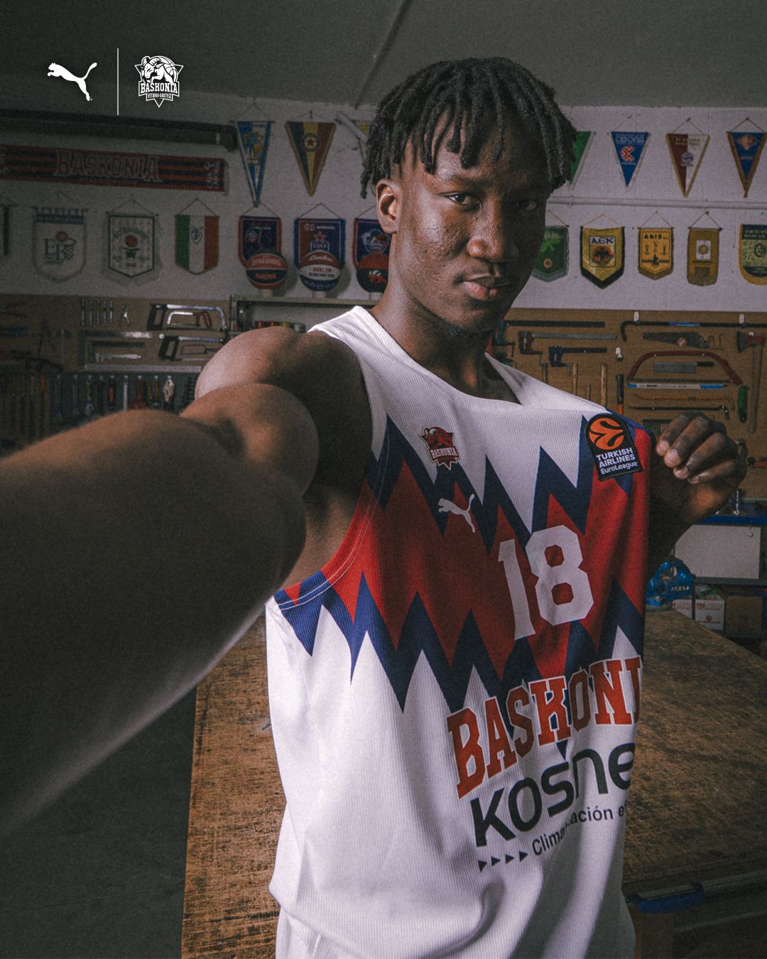 Diop, con la segunda equipación del Baskonia.