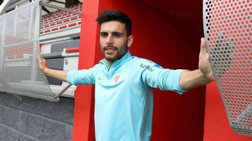 Eneko Bóveda posa para la entrevista en las instalaciones de Lezama