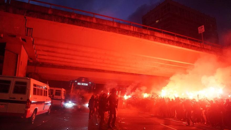 📸 Gran recibimiento de la afición de la Real Sociedad al equipo