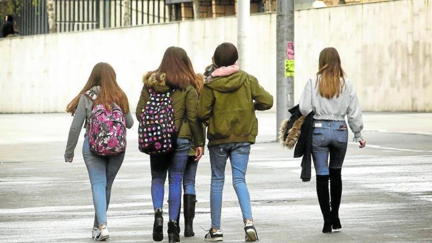 Un grupo de alumnas, a la salida de un colegio el último día de clase antes de la suspensión presencial de las clases. Foto: Oskar González