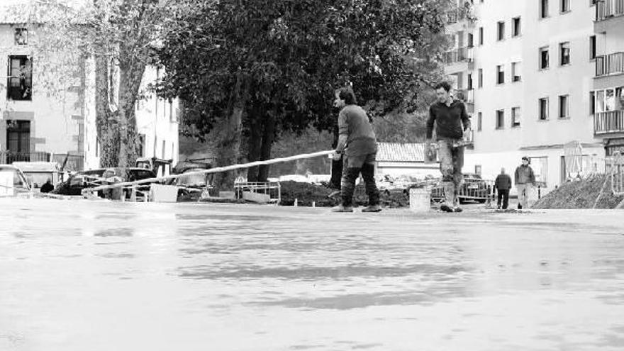 Operarios preparan los nuevos espacios para aparcar en Jausoro, ayer por la mañana.
