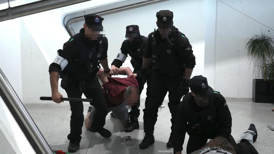 En imágenes: la Ertzaintza carga en Bilbao contra activistas de la Global Sumund Flotilla