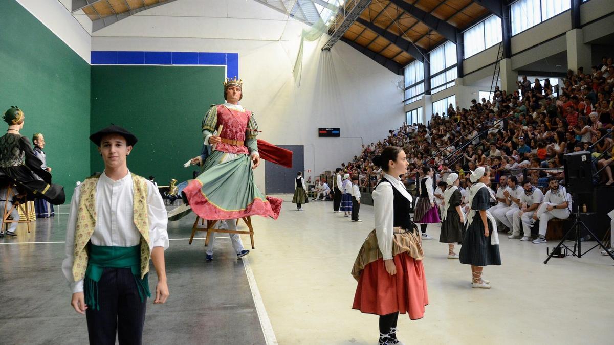 Baztango dantzariak e Ikastolako dantzari txikiak también participaron en el evento.