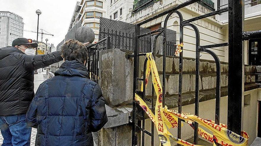 Varias personas ante la puerta de acceso al número 8 de la calle Zubieta, precintada hasta ayer por la tarde.