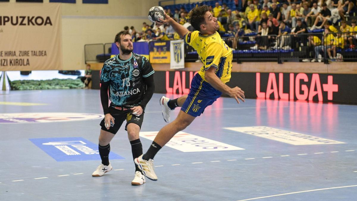 Rodrigo Salinas intenta un lanzamiento en el partido que disputó ayer el Bidasoa ante el Ademar en Artaleku.