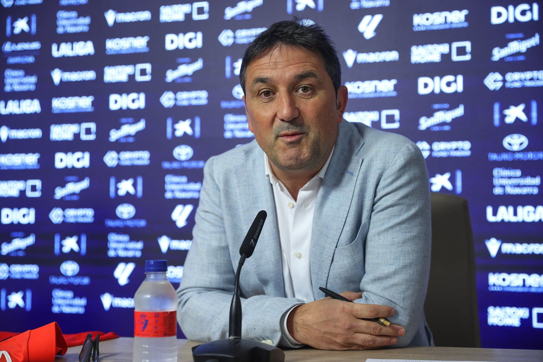 Fotos de la presentación de Sheraldo Becker como jugador de Osasuna