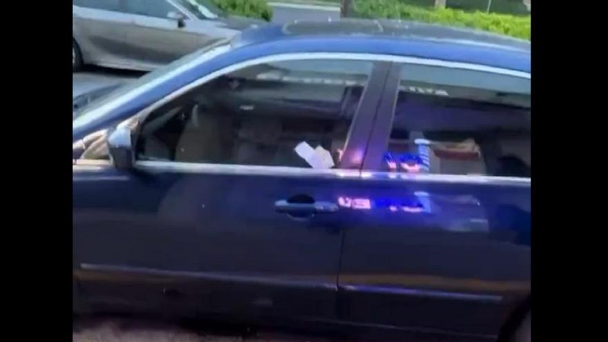 Le dejan un billete por el golpe que le han dado en el coche y cuando ve los daños no se lo puede creer