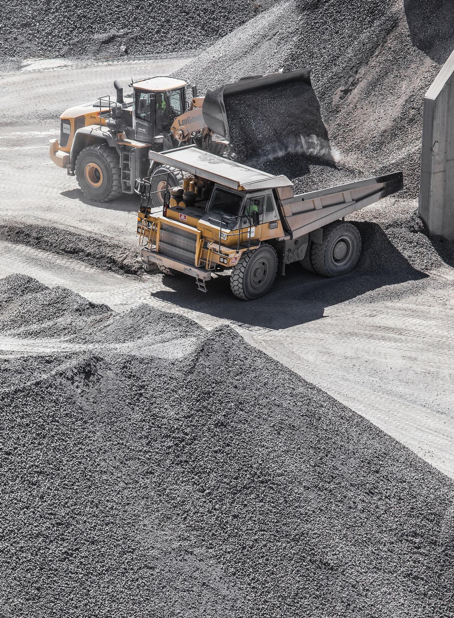 El tratamiento de los RCDs  tiene una ventaja, por un lado económica al evitar el despilfarro de materias primas naturales y por otro ambiental, al gestionar y tratar los residuos de construcción y demolición