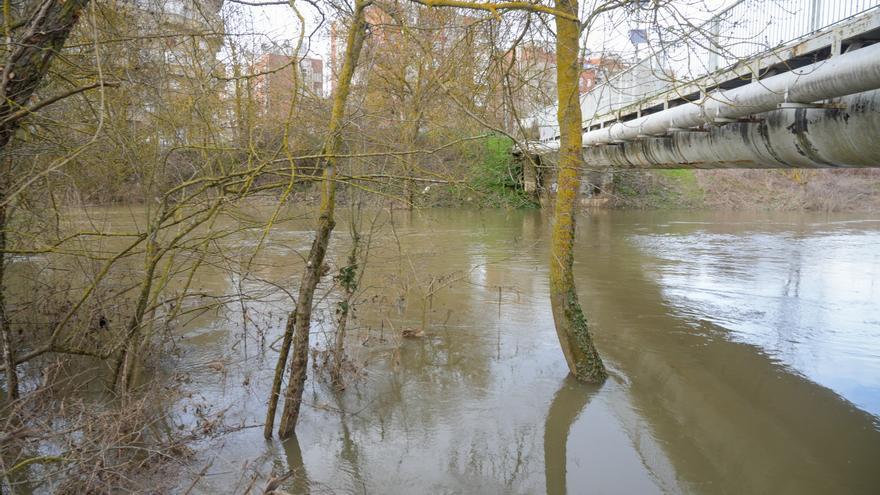 El agua embalsada en Ullibarri sigue aumentando pese a que ha duplicado el desagüe