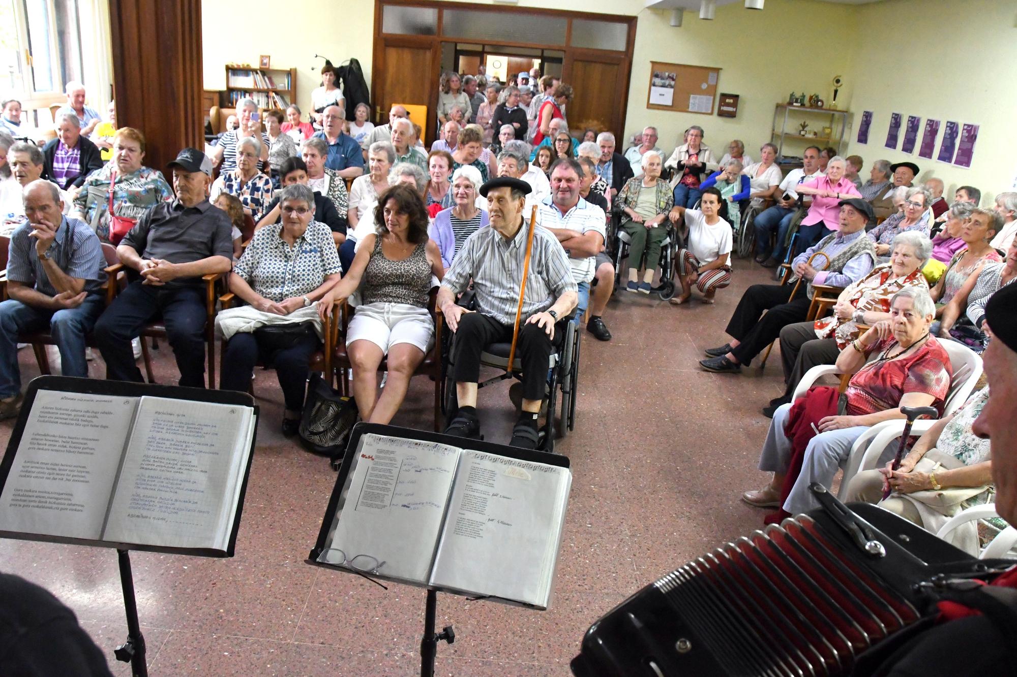 Día de aitetxis y amatxis en Elizondo con concierto de la Banda Recreo
