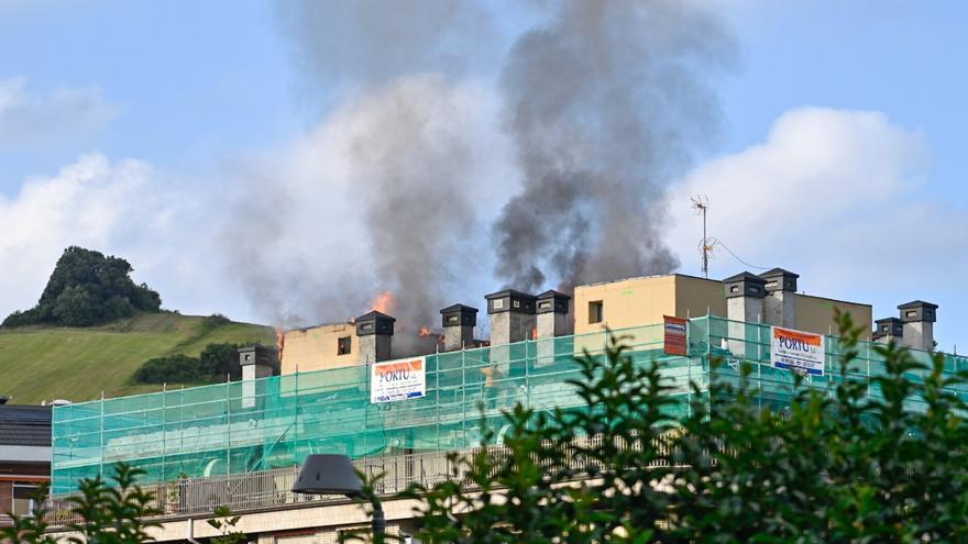 Un incendio en el tejado de una vivienda de Zumaia obliga a desalojar a los vecinos