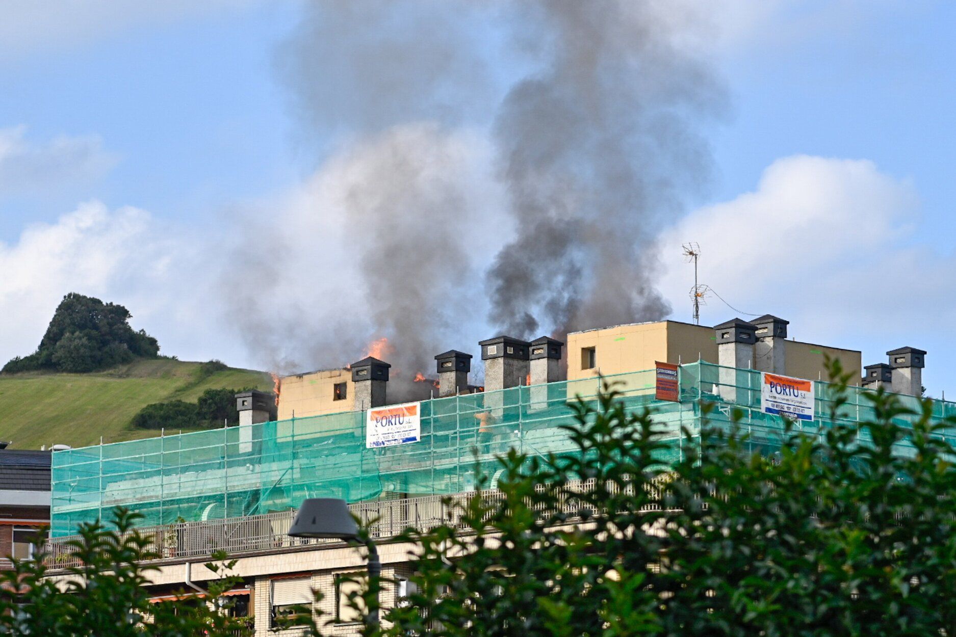 [Fotos] Se incendia un bloque de viviendas en Zumaia