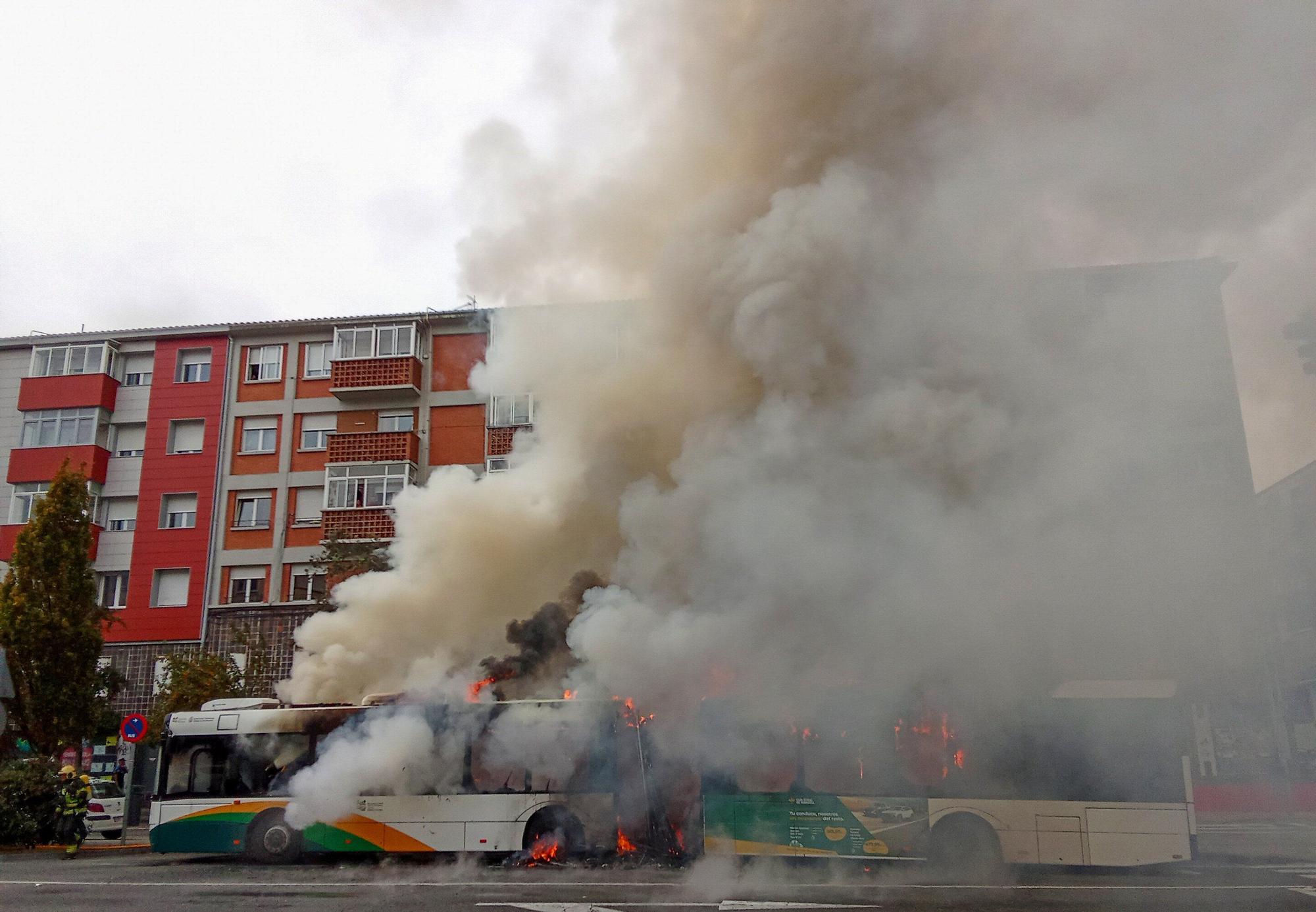 Fotos de la villavesa ardiendo en Berriozar