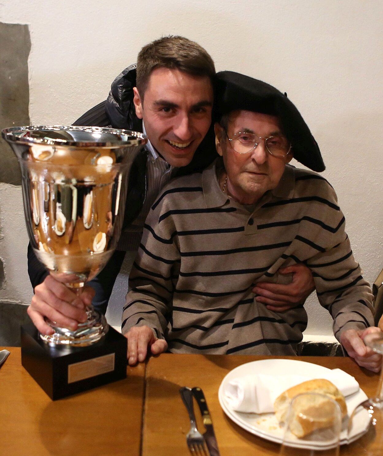 La celebración de la victoria de Peio Etxeberria