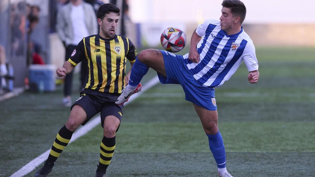 Lance de juego durante el encuentro entre Izarra y Barakaldo.