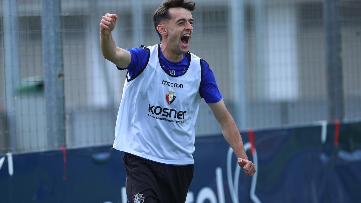 Aimar Oroz durante una sesión de entrenamiento de Osasuna.