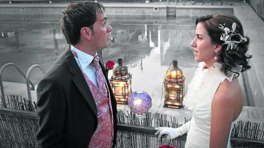 Una pareja de recién casados celebra el enlace en las instalaciones de Zona Chic.