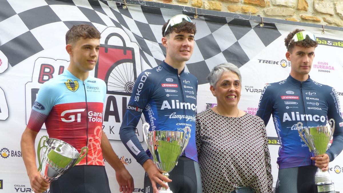Iker Colmenero, en el podio tras ganar en Mendata