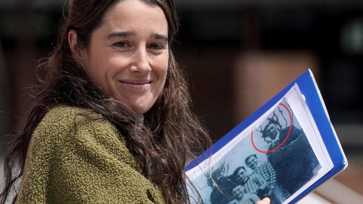 Sara Etxart, con una imagen en la que destaca con un circulo su bisabuelo