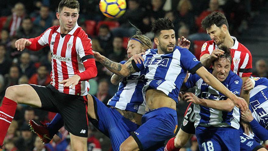Laporte y Aduriz intentan un remate de cabeza ante los alavesistas Alexis, Maripan y Pina.