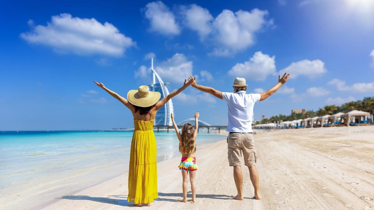 Una familia feliz en una hermosa playa en Dubái.