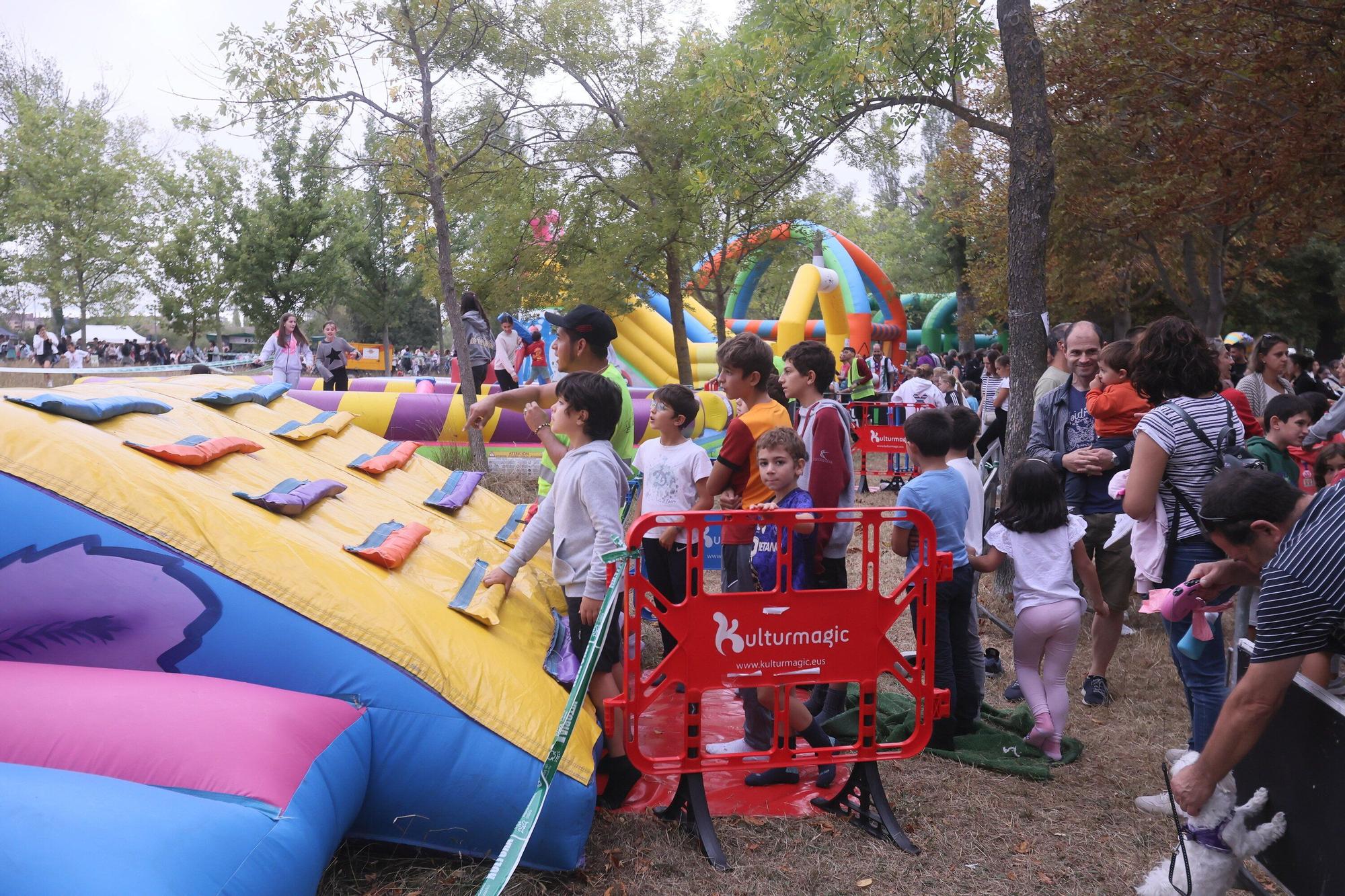 En imágenes: Las campas de Olarizu se llenan de fiesta