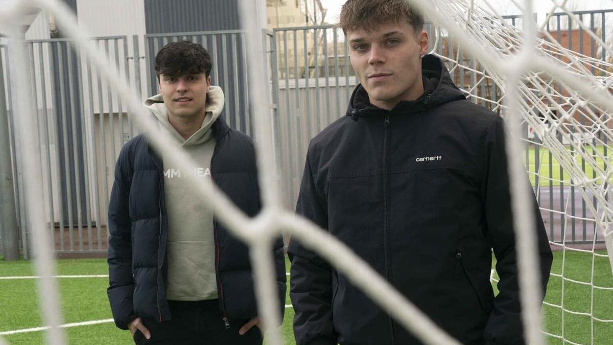 Mikel Ortiz de Urbina y Alain Velarde posan en los campos de fútbol de San Martín