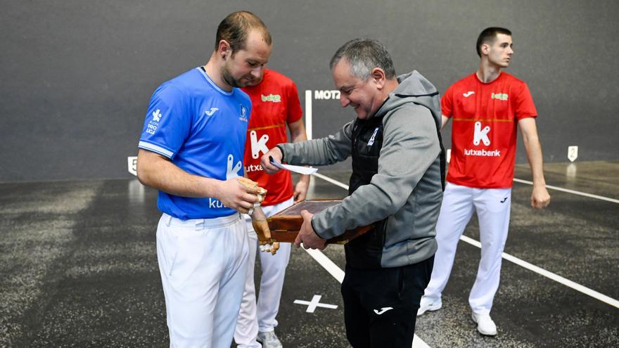 Guante blanco en el Atano III