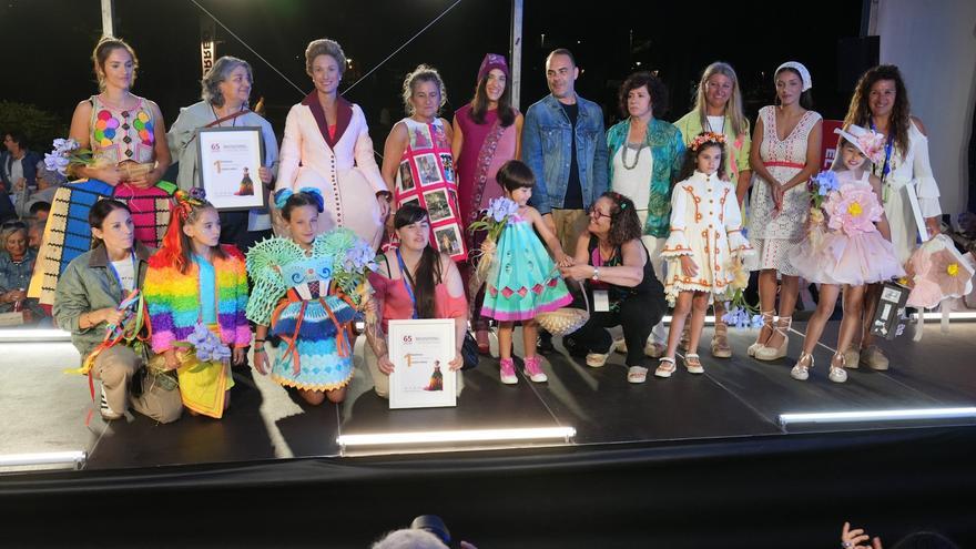 En imágenes: así ha sido el desfile de Vestidos de Papel de Güeñes